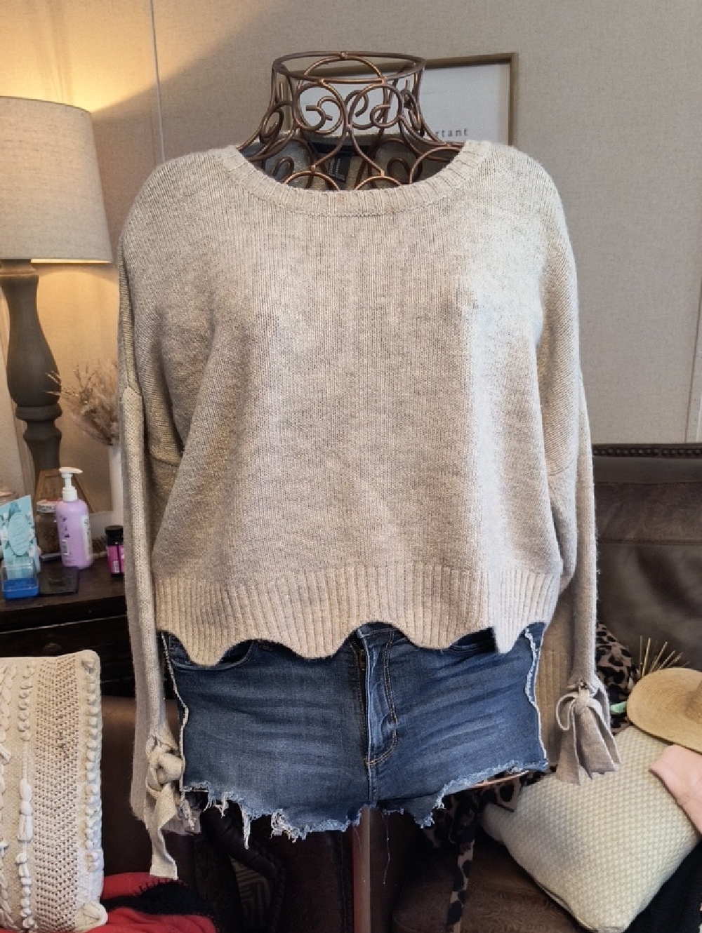 Grayish Scalloped Hem Sweater